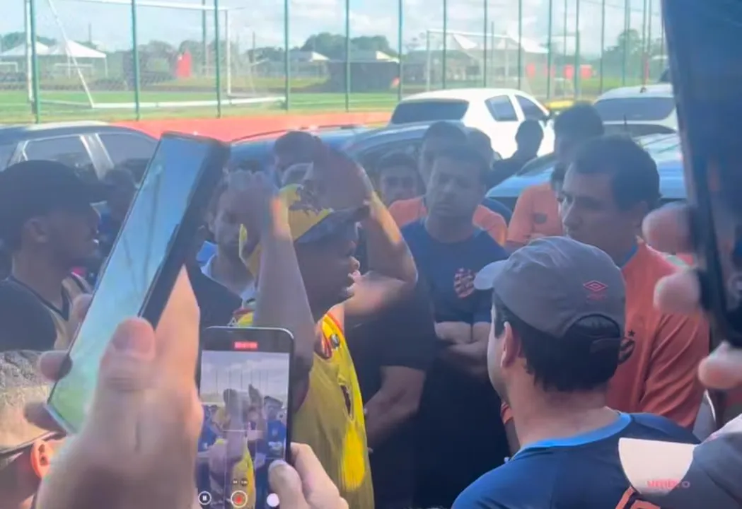 Torcedores do Sport protestam durante treino desta quarta, 16