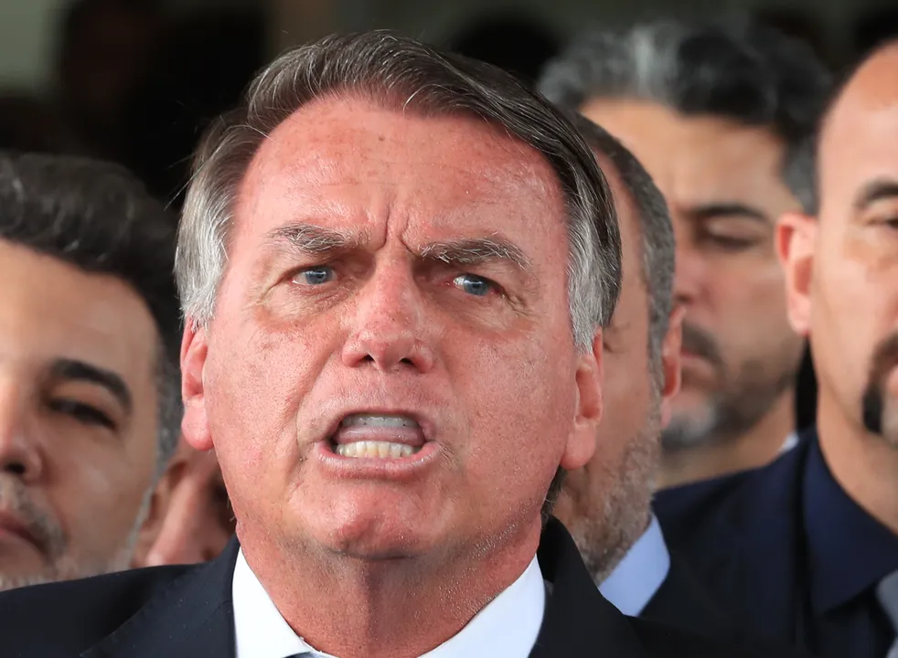 Ex-presidente Jair Bolsonaro durante declaração a imprensa após virar Réu no STF