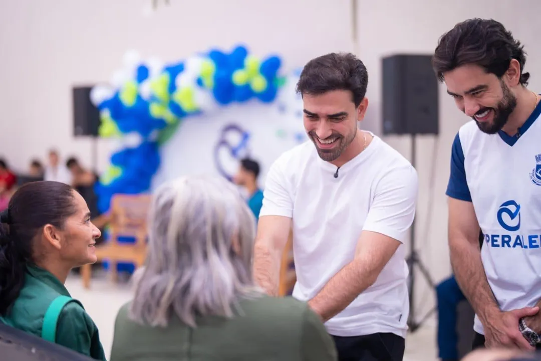 Prefeito Junior Marabá (PP), ao lado do secretário de Saúde, Pedro Henrique Ribeiro, em visita a unidade hospitalar