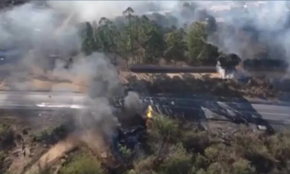 O impacto provocou um incêndio que formou uma densa nuvem de fumaça