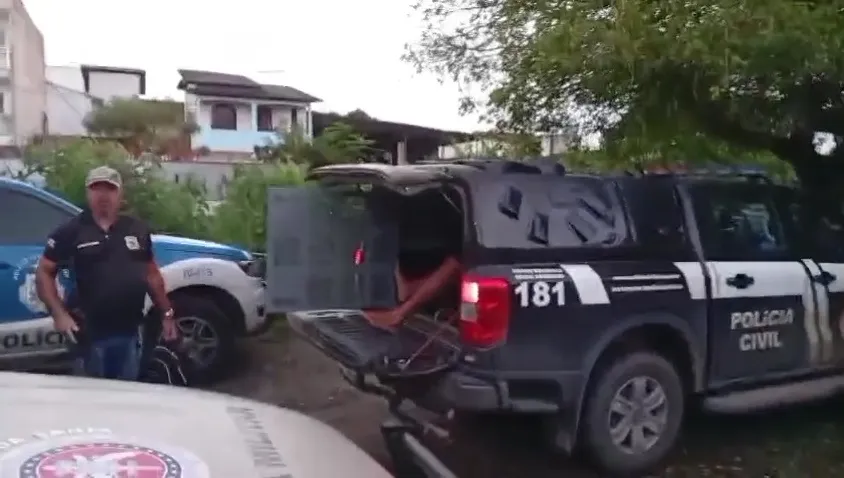 Momento em que o acusado é conduzido para a delegacia