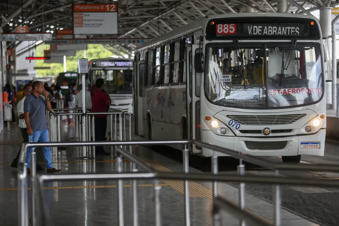 Onibus intermunicipais na Estação de Lauro de Freitas