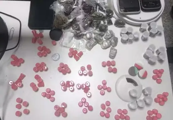 Com ela, os policiais encontraram porções de entorpecentes, além de itens furtados de farmácias