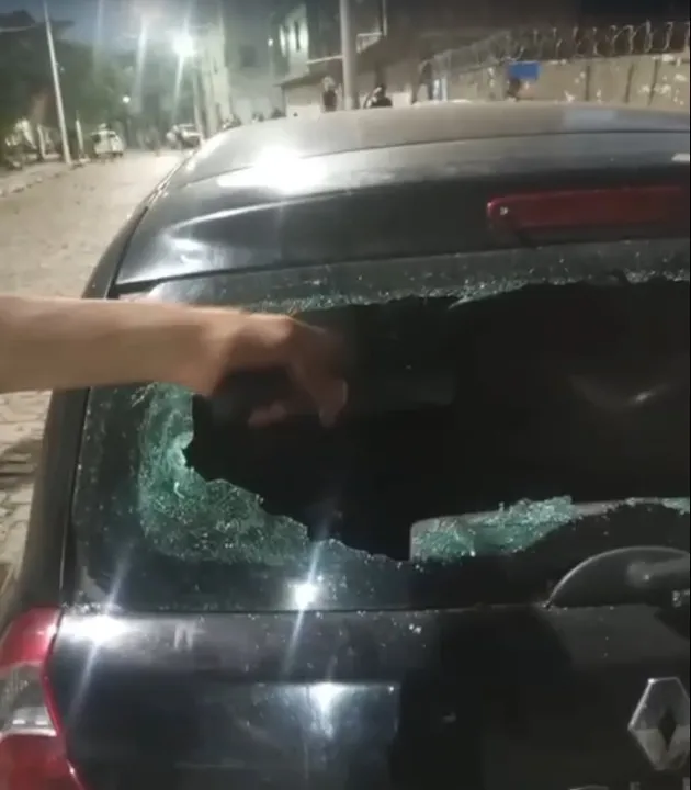 Carro foi atingido por diversos disparos