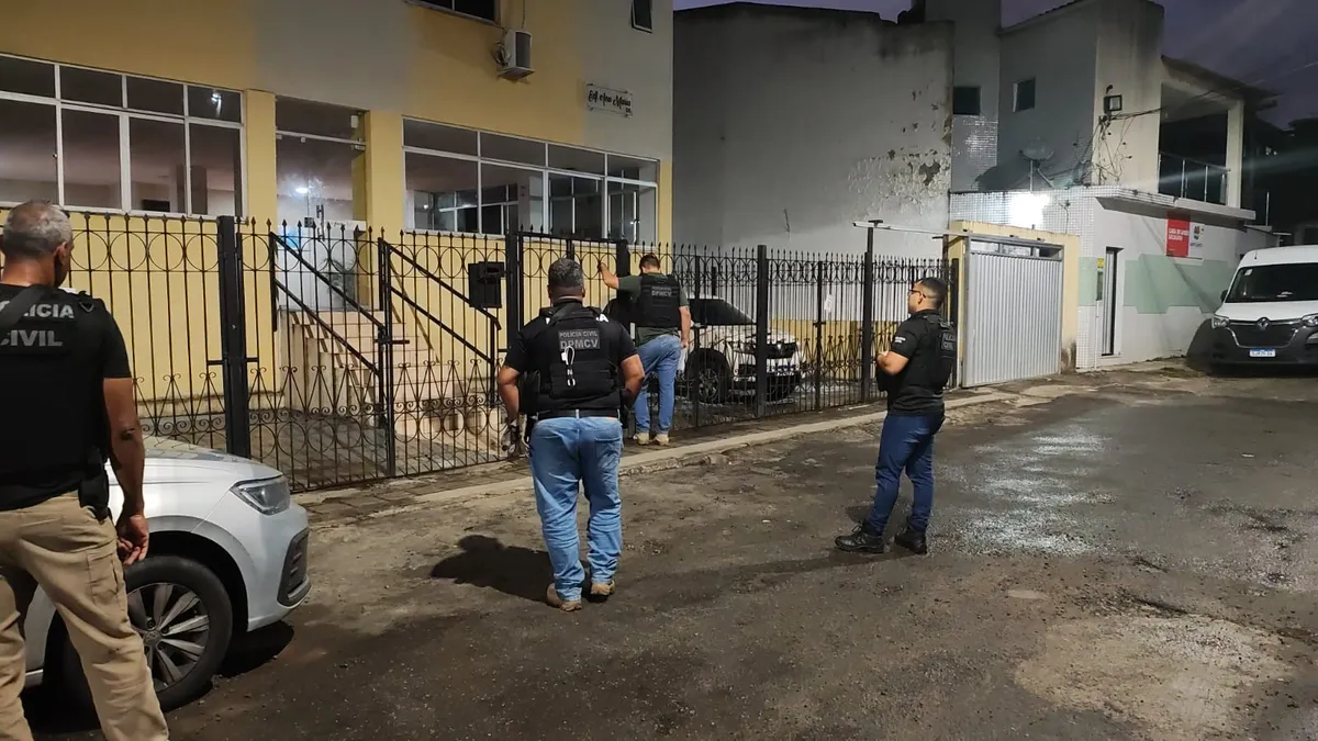 Investigadores cumpriram mandado de busca e apreensão na casa da adolescente