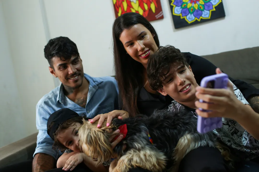 Kayan, 10 anos, com o irmão, Marcello, e os pais, Tomaz e Tamires