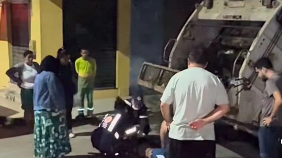 A motocicleta em que a advogada estava ficou presa debaixo do caminhão