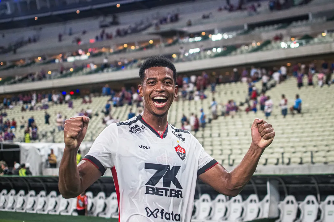 Carlinhos comemora vitória contra o Fortaleza, pela Copa do Nordeste