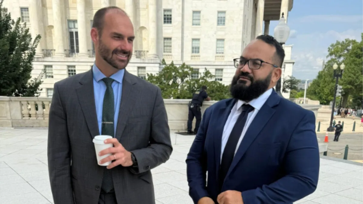 Eduardo Bolsonaro (PL) ao lado do deputado Leandro de Jesus
