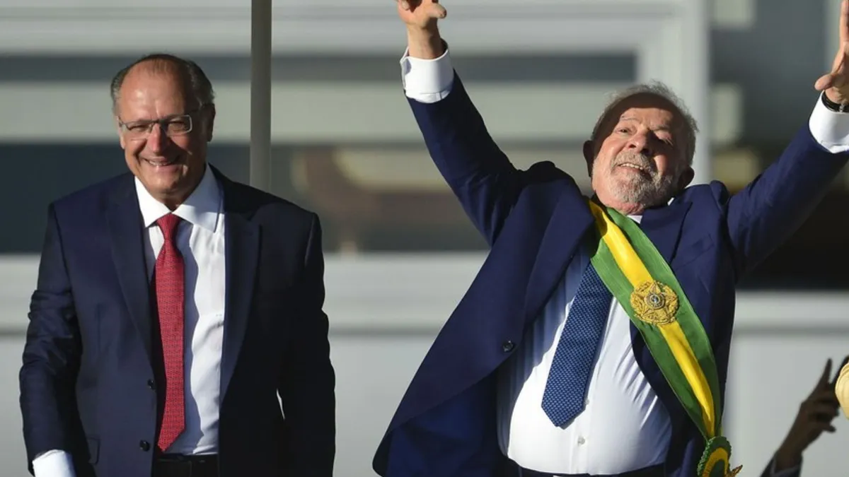 Geraldo Alckmin ao lado de Lula na posse presidencial em 2023