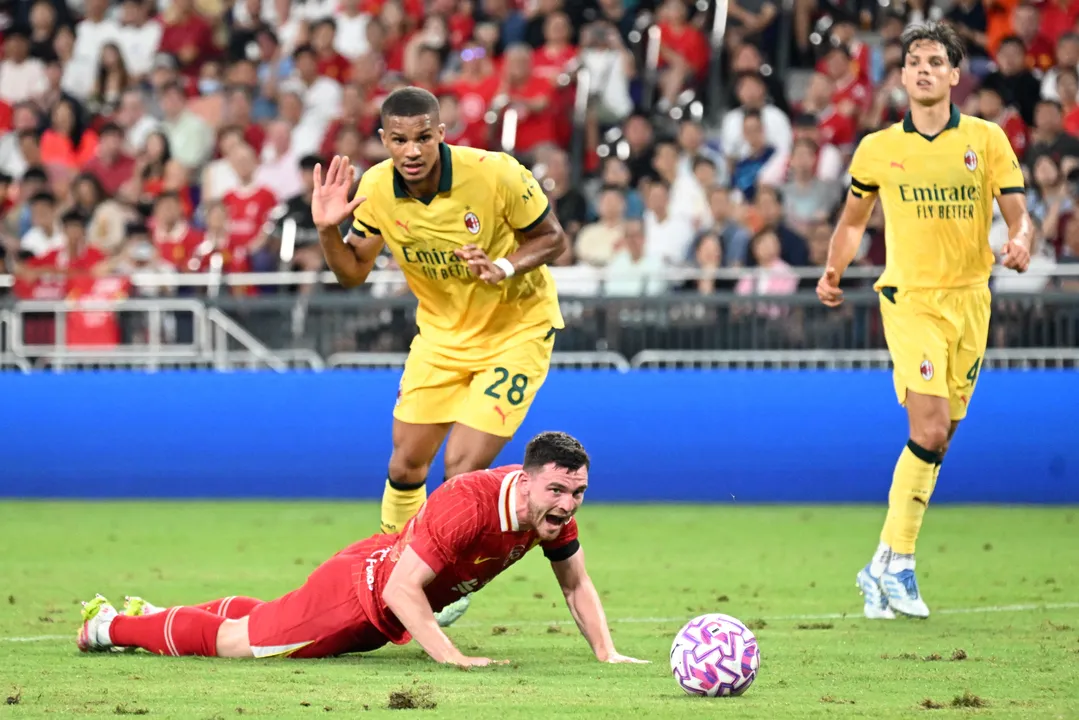 Okafor, destaque do Milan e alvo do Flamengo, marcou dois gols na vitória por 4 a 2 sobre o Liverpool em amistoso na Ásia, em jogo marcado por homenagens a Diogo Jota.