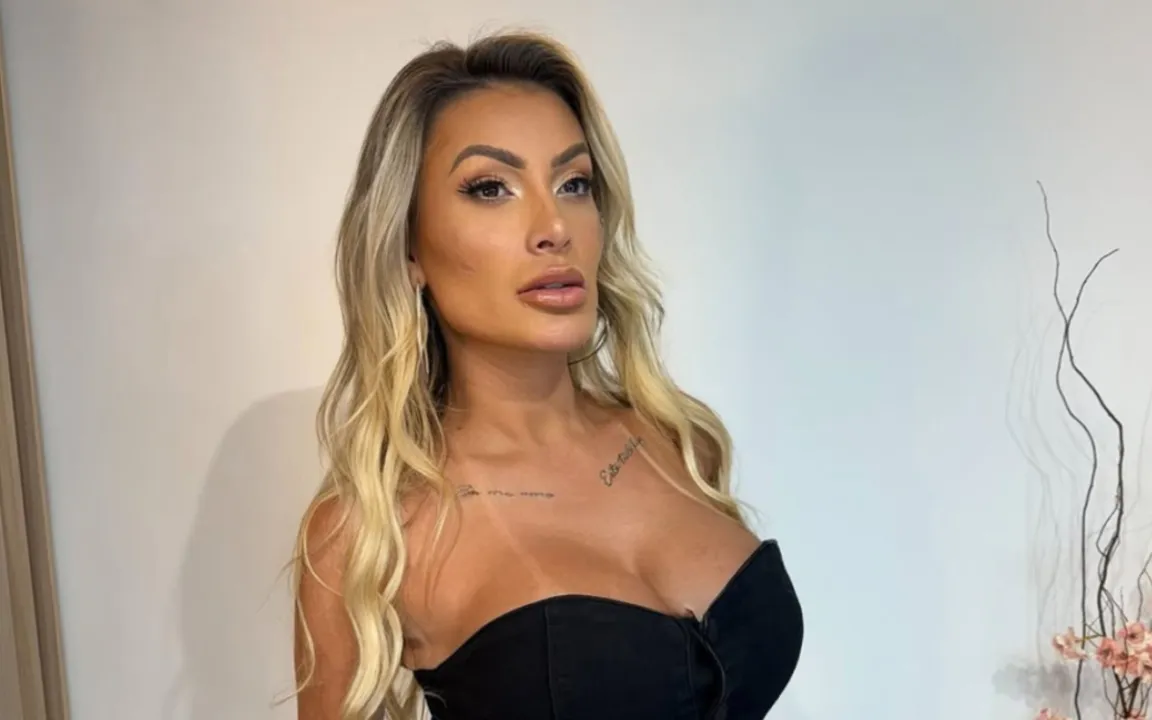 A loira detonou a famosa