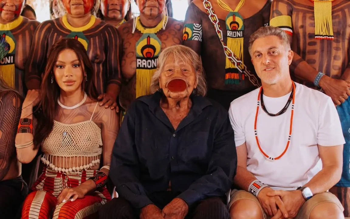 Anitta e Luciano na aldeia