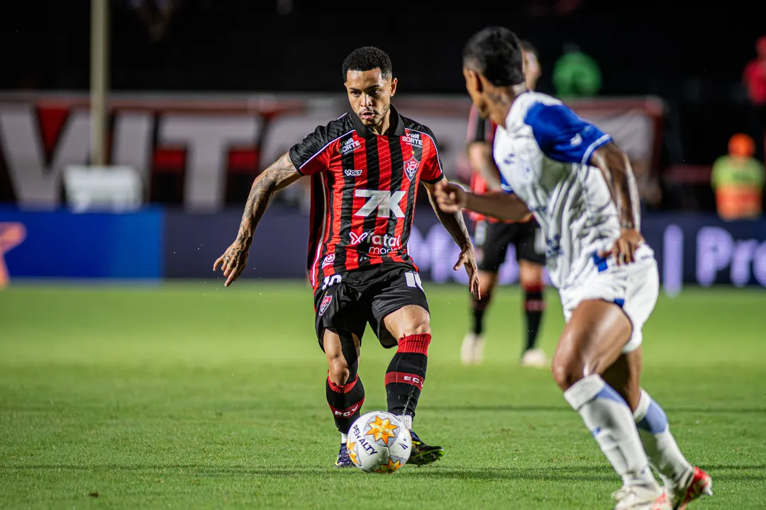 Matheuzinho em ação na derrota do Vitória