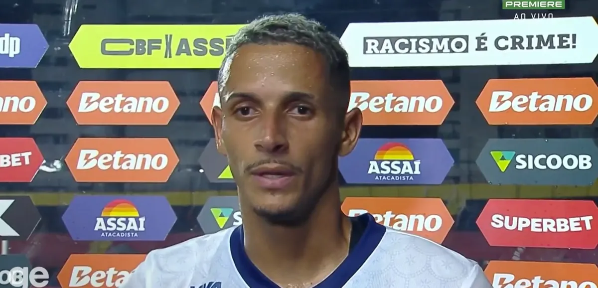 Luciano Juba durante entrevista após o apito final