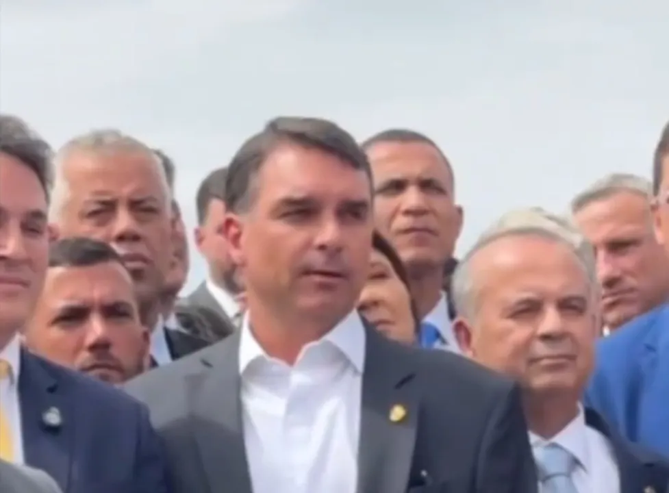 Liderada pelo senador Flávio Bolsonaro (PL-RJ), a bancada defende a adoção de anistia a Bolsonaro e o fim do foro privilegiado