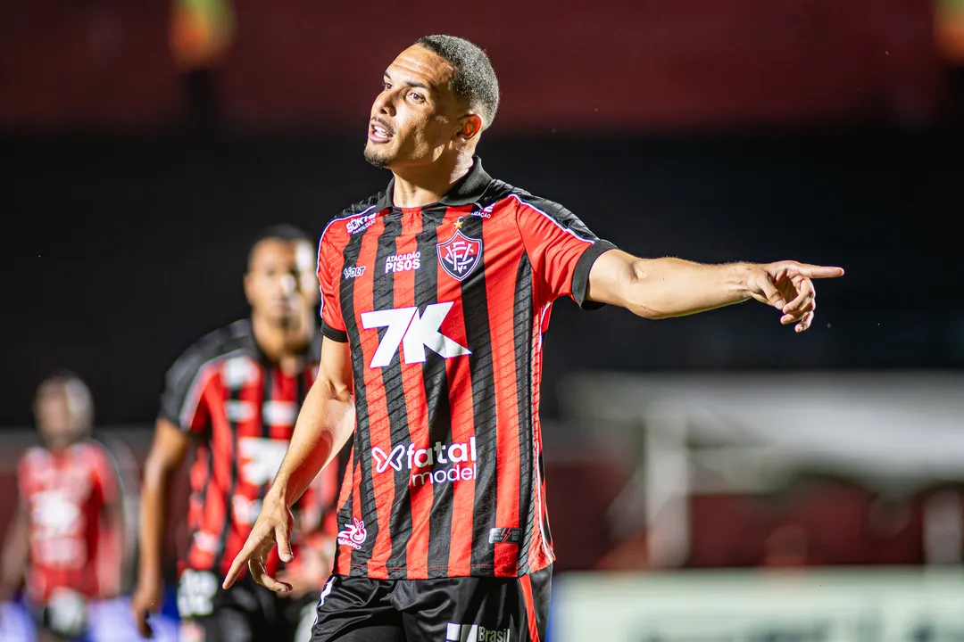Neris foi a surpresa entre os 11 iniciais no jogo contra o Juventude