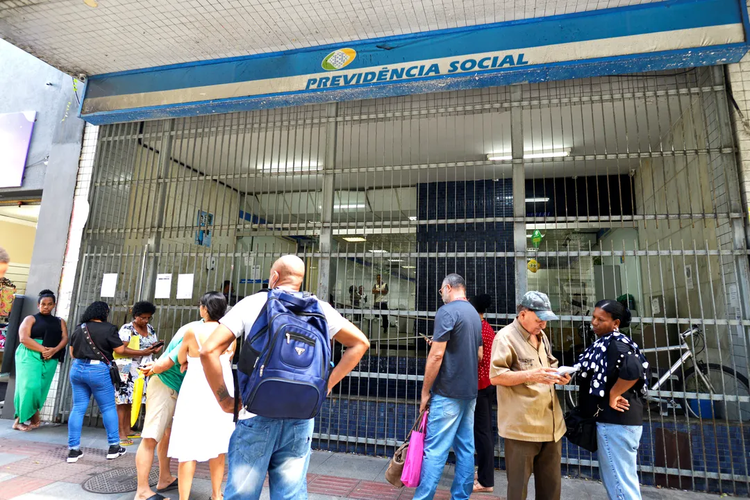 Fila em agência do INSS em Salvador