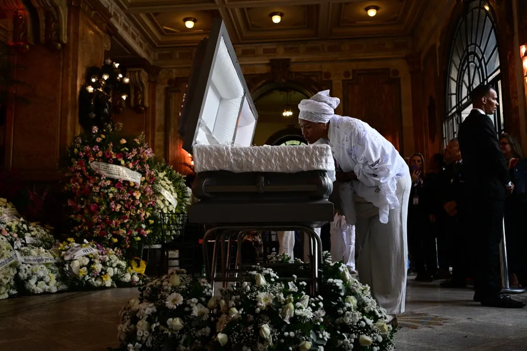 Vestidos de branco, amigos e familiares prestaram última homenagem espiritual a Preta Gil