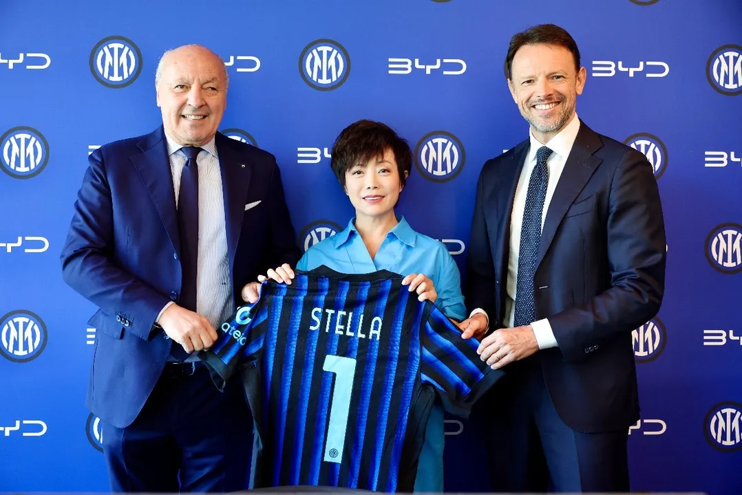 Representantes da BYD e da Inter de Milão celebram acordo global