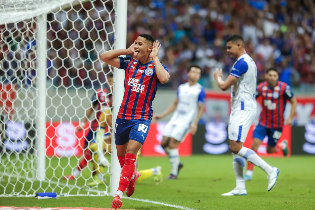 Tiago comemorando gol com a camisa do Bahia