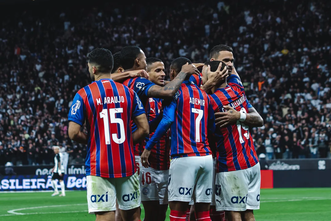 Bahia garante lugar no G-4 do Brasileirão 2025 após vitória sobre o Corinthians e derrota do Botafogo para o Palmeiras. Flamengo também venceu e segue líder isolado.