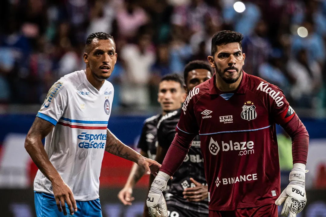 O goleiro João Paulo chega a Salvador para reforçar o Bahia até junho de 2026. A negociação com o Santos envolveu perdão de dívida e opção de compra de R$ 11 milhões.