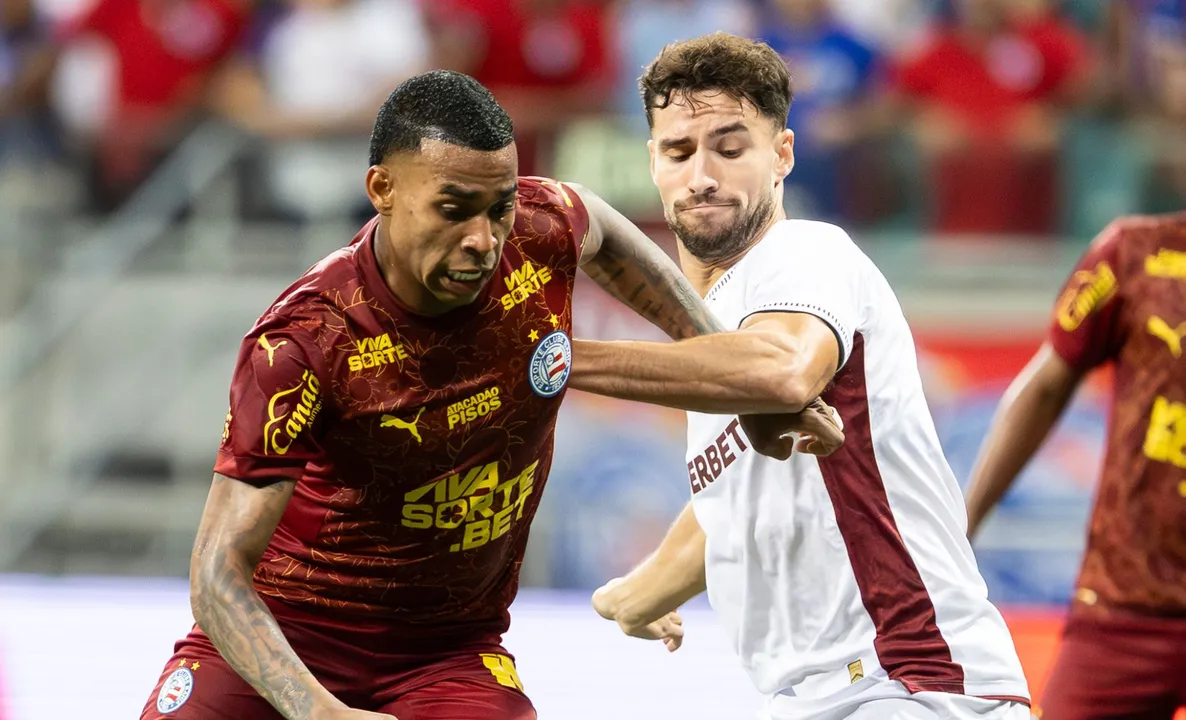 Jean Lucas e Martinelli em disputa na Arena Fonte Nova