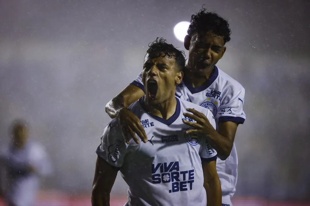 Lucho Rodríguez e Vitinho comemorando gol pelo Bahia