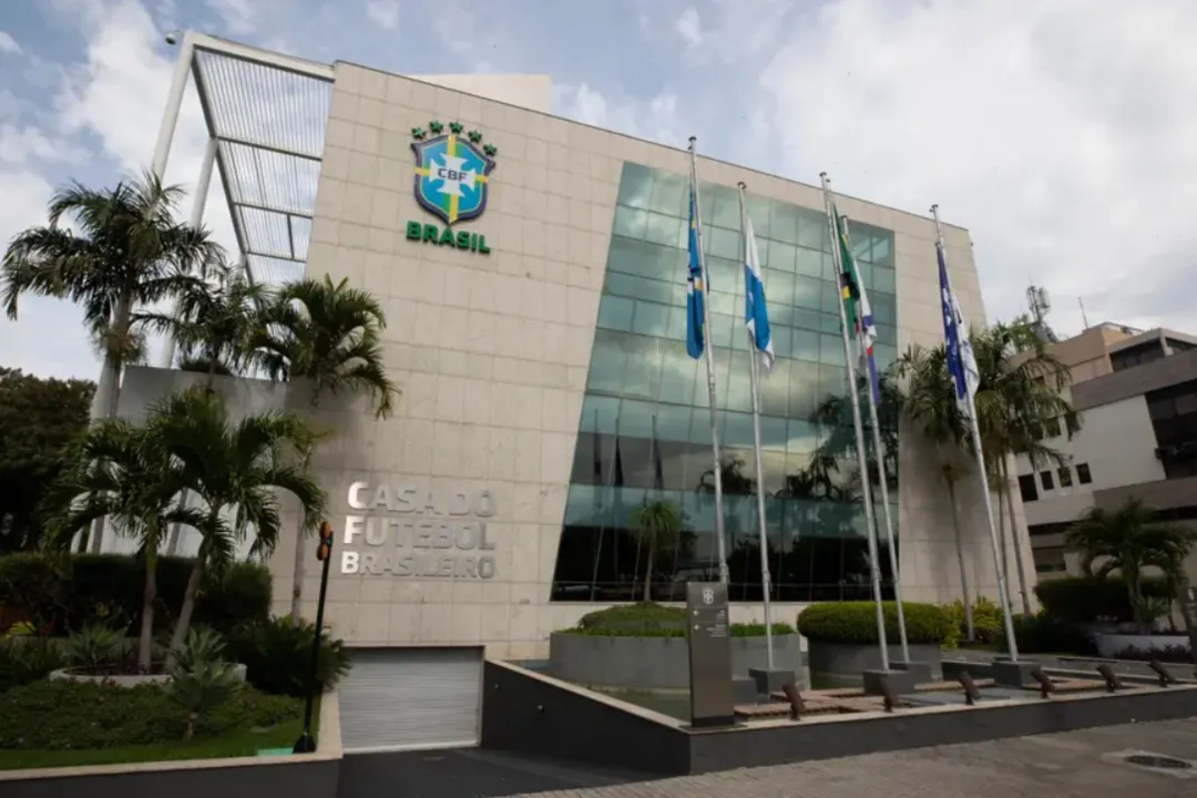 CBF cria grupo com Bahia, Vitória e mais 26 clubes para desenvolver o regulamento do fair-play financeiro no futebol brasileiro. Proposta deve sair até novembro de 2025