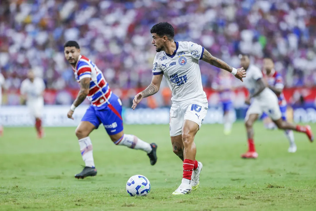 Cauly melhora o desempenho do Bahia ao entrar como falso 9 contra o Fortaleza, mas Rogério Ceni critica a ineficiência ofensiva da equipe após novo empate na Arena Fonte Nova.