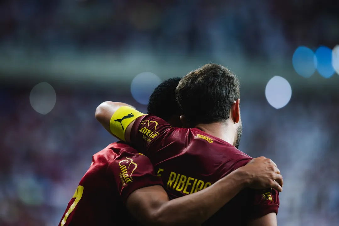 O Bahia venceu e deu um passo importante rumo ao título da Copa do Nordeste. Além da glória esportiva, o clube está perto de faturar uma premiação milionária.