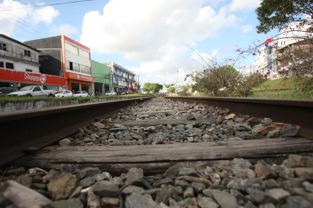 Trilhos do trem que cortam o centro da cidade de Camaçari