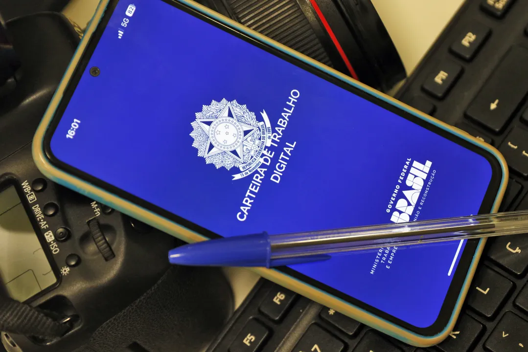 Celular com Carteira de Trabalho Digital