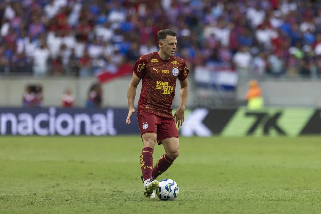 Santiago Arias, lateral-direito do Bahia, foi convocado pela Seleção Colombiana e não jogará as finais da Copa do Nordeste 2025. O jogador também pode perder a partida decisiva da Copa do Brasil.