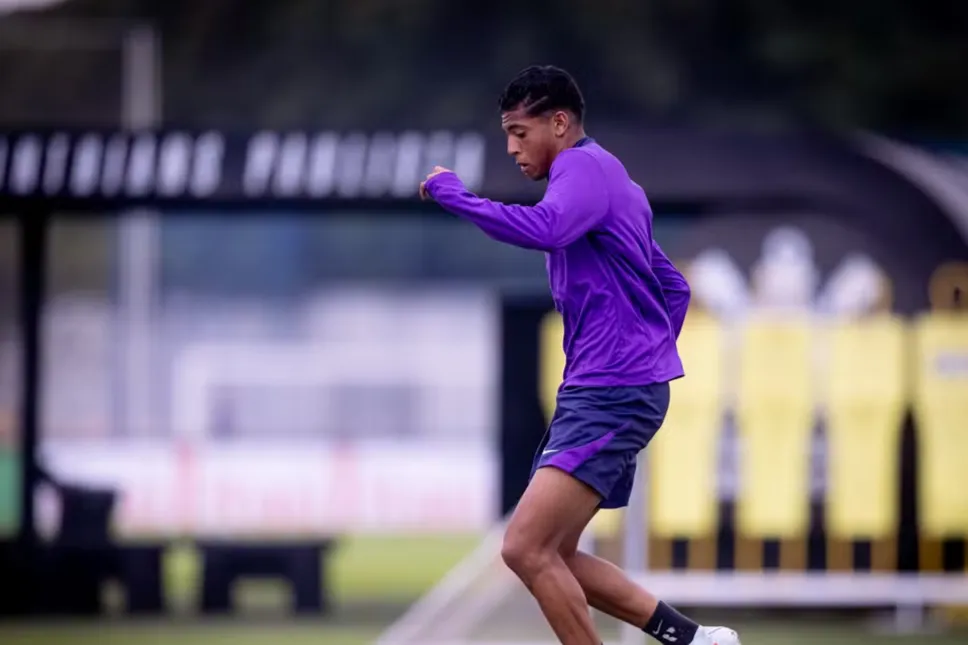 Bahia anuncia contratação de Kauê Furquim, de 16 anos, após pagar multa rescisória de R$ 14 milhões ao Corinthians. Promessa atuava no time sub-20 e treinava com os profissionais.