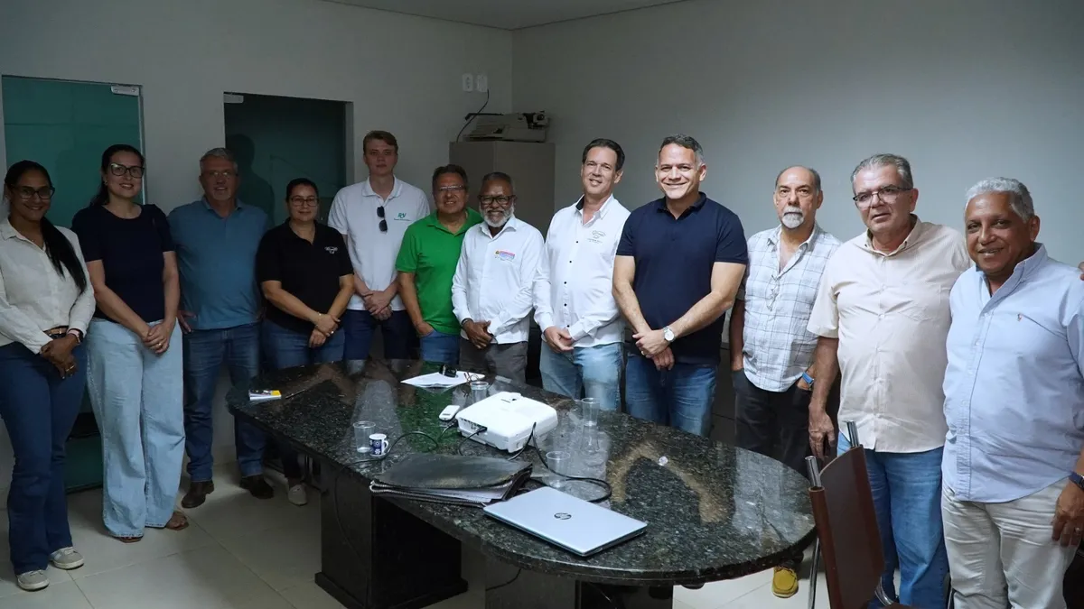 Secretário Pablo Barrozo ao lado de lideranças locais e representantes do agronegócio de Barreiras
