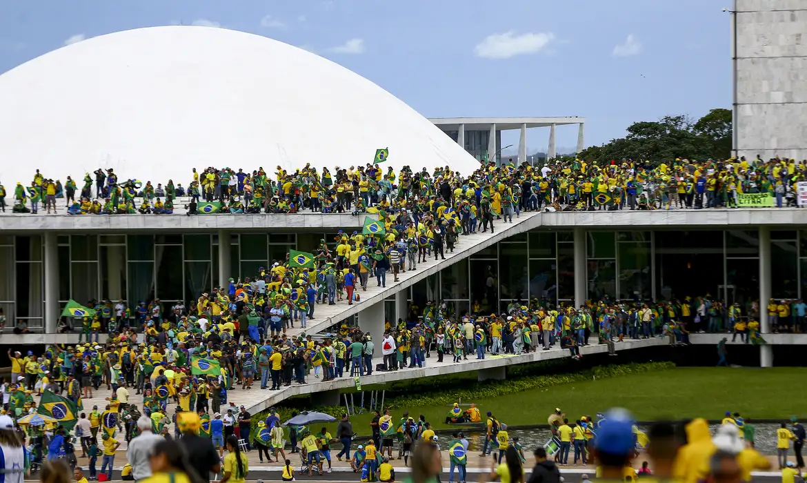 Manifestantes bolsonaristas invadiram e depredaram as sedes dos Três Poderes — Congresso Nacional, Supremo Tribunal Federal (STF) e Palácio do Planalto em 8 de janeiro de 2023