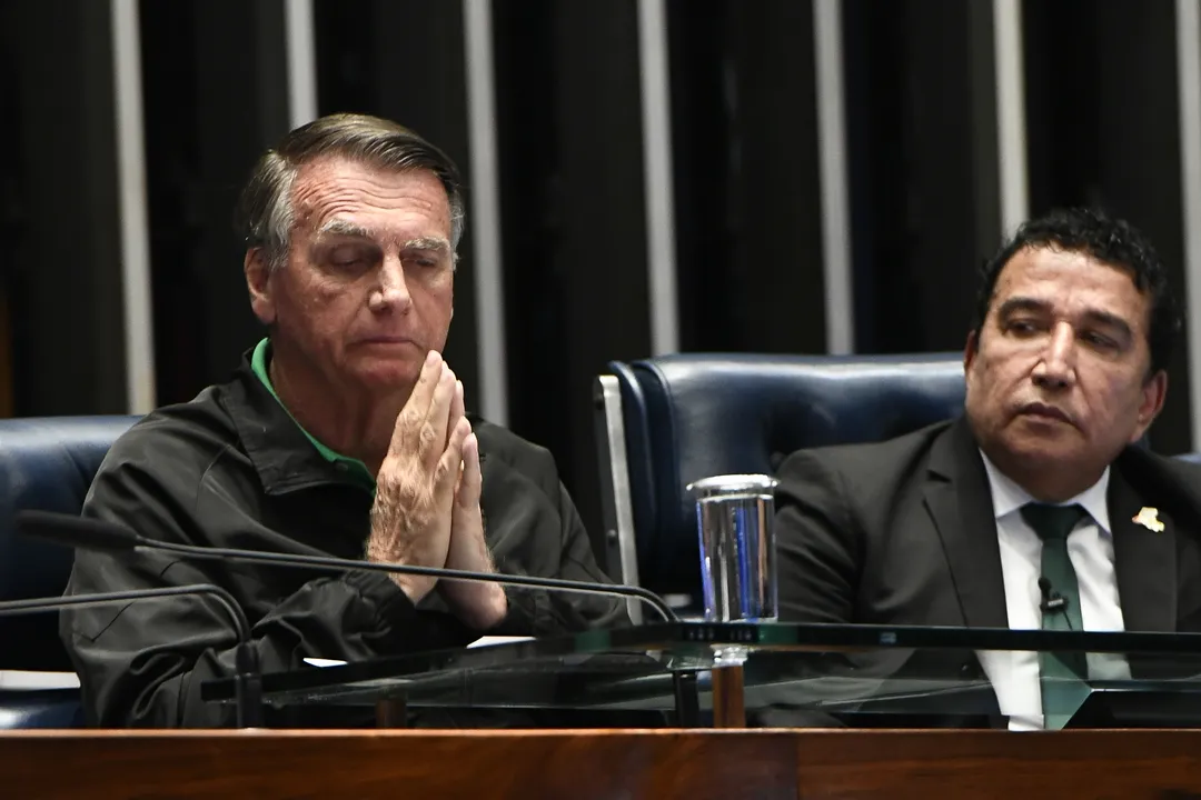 Bolsonaro reza durante sessão no Senado Federal