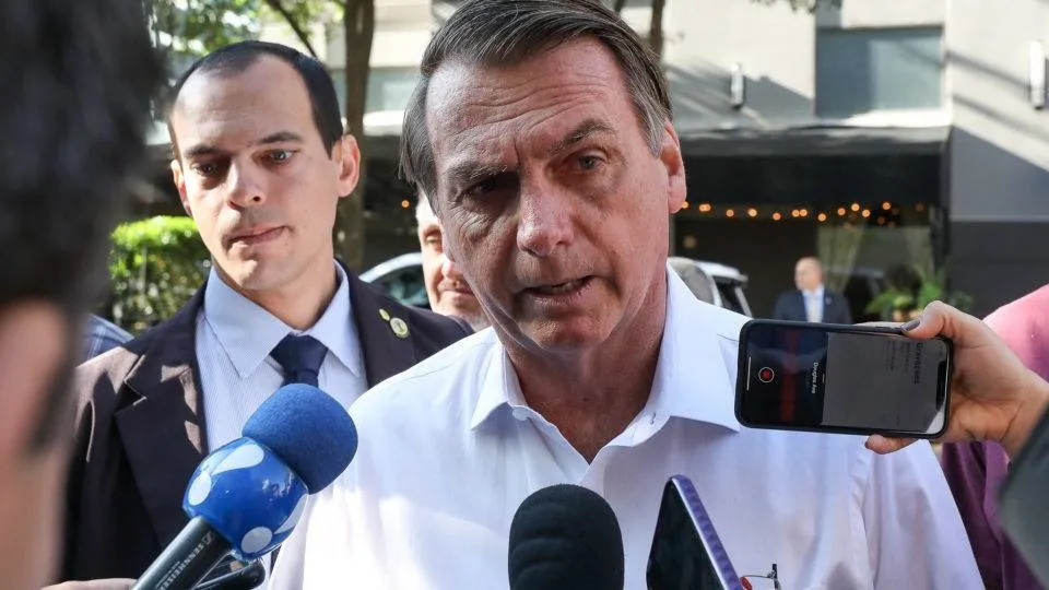 Bolsonaro dando entrevista