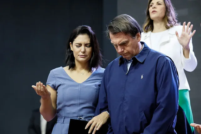 Michelle e Bolsonaro em oração