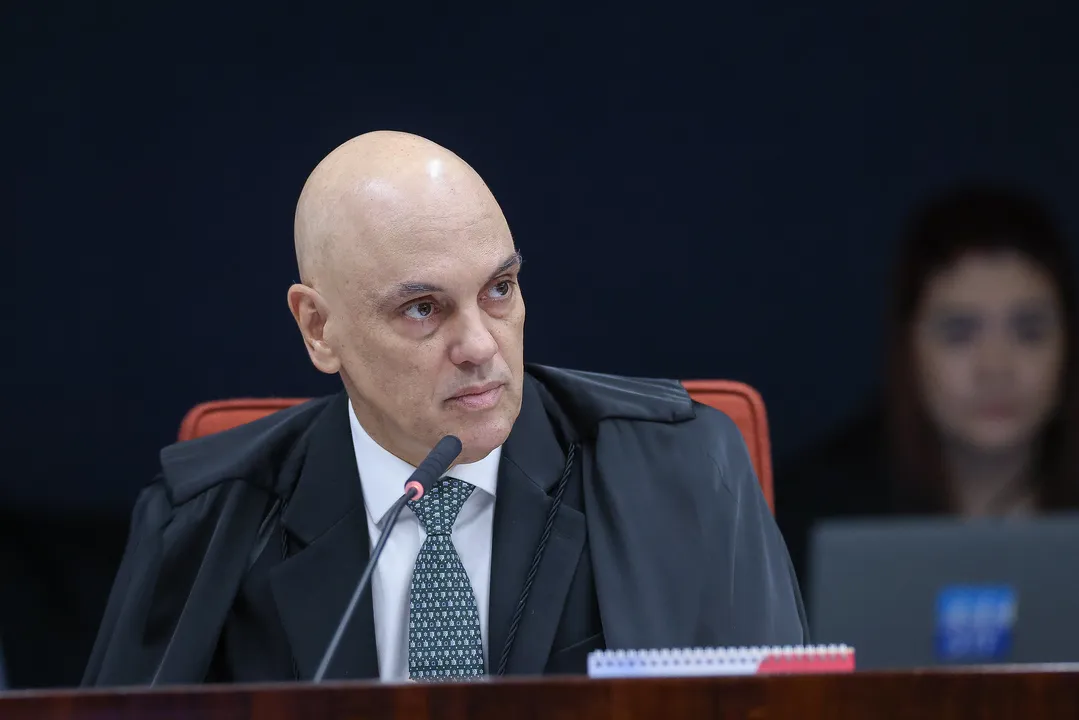 Imagem ilustrativa da imagem Bolsonaro no STF: Moraes abre julgamento e destaca força da democracia