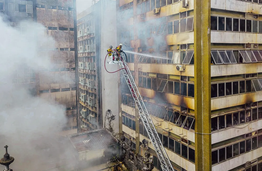 Equipes de bombeiros realizam rescaldo nas edificações
