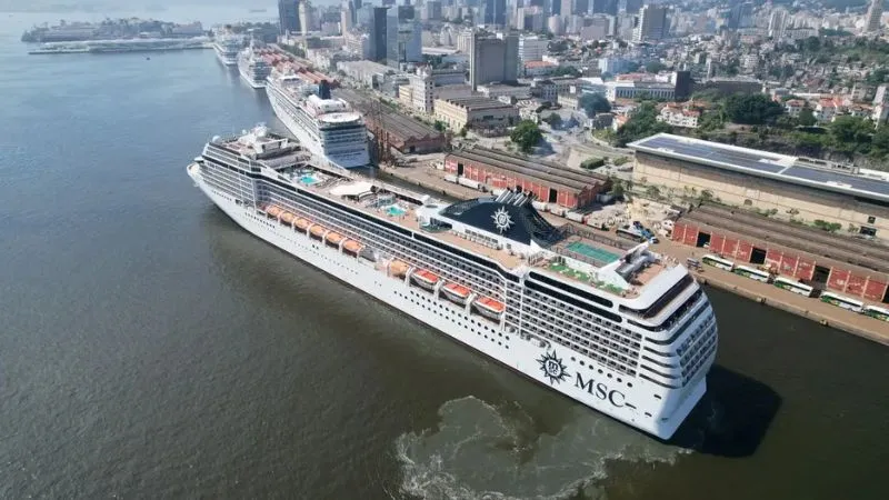 As duas embarcações têm aproximadamente 3.900 cabines