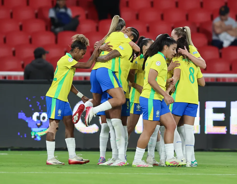 Jogadoras brasileiras comemoram gol na partida contra o Uruguai