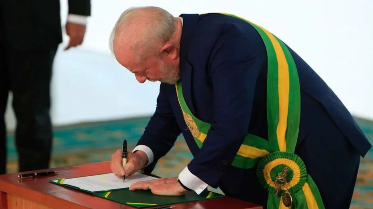 Presidente Lula (PT) assinando decreto