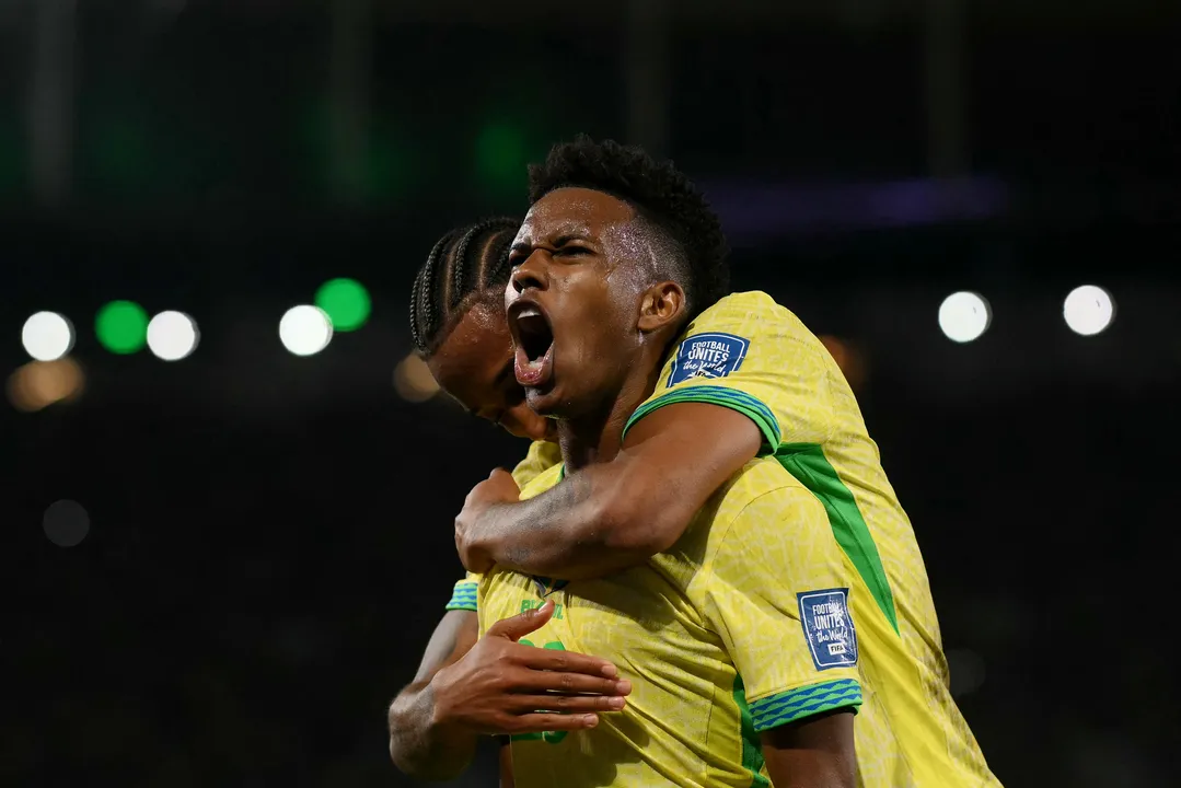 Estêvão comemorando o gol com João Pedro