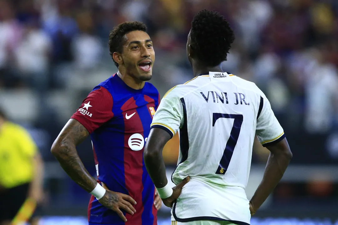 Vini Jr. e Raphinha estão entre os brasileiros indicados à Bola de Ouro 2025. Cerimônia será realizada em Paris, no dia 22 de setembro.