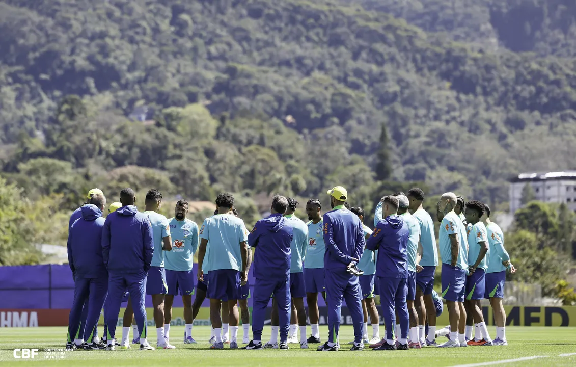 Brasil enfrenta o Chile nesta quinta-feira (4), às 21h30, no Maracanã, pelas Eliminatórias da Copa do Mundo 2026. Veja onde assistir, escalações e detalhes da partida