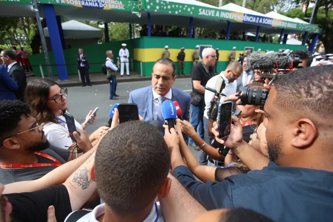 Bruno Reis conversou com a imprensa antes do desfile do 7 de setembro.